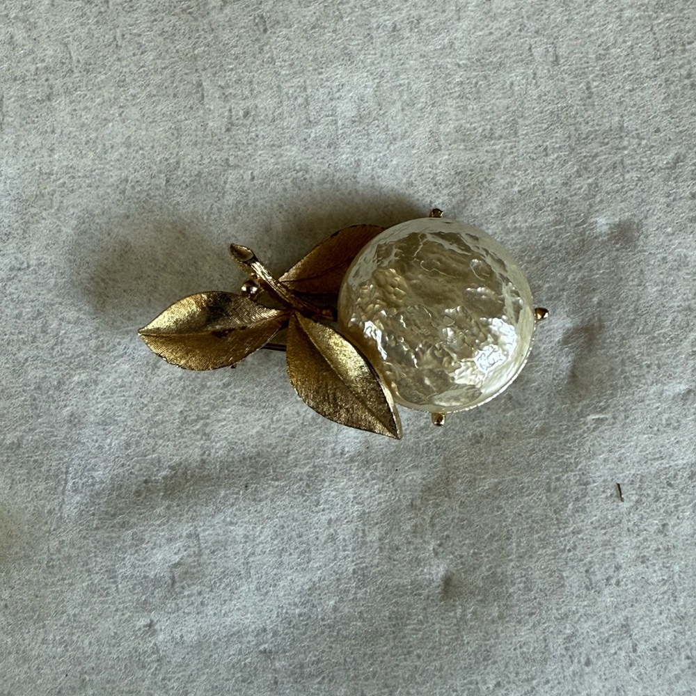 Sarah Coventry Scatter pin, Pearl Bloom, 1965 Vintage Signed Set